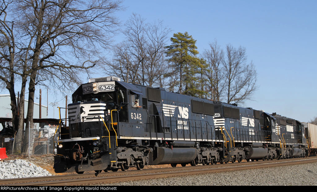NS 6342 leads train 159 southbound